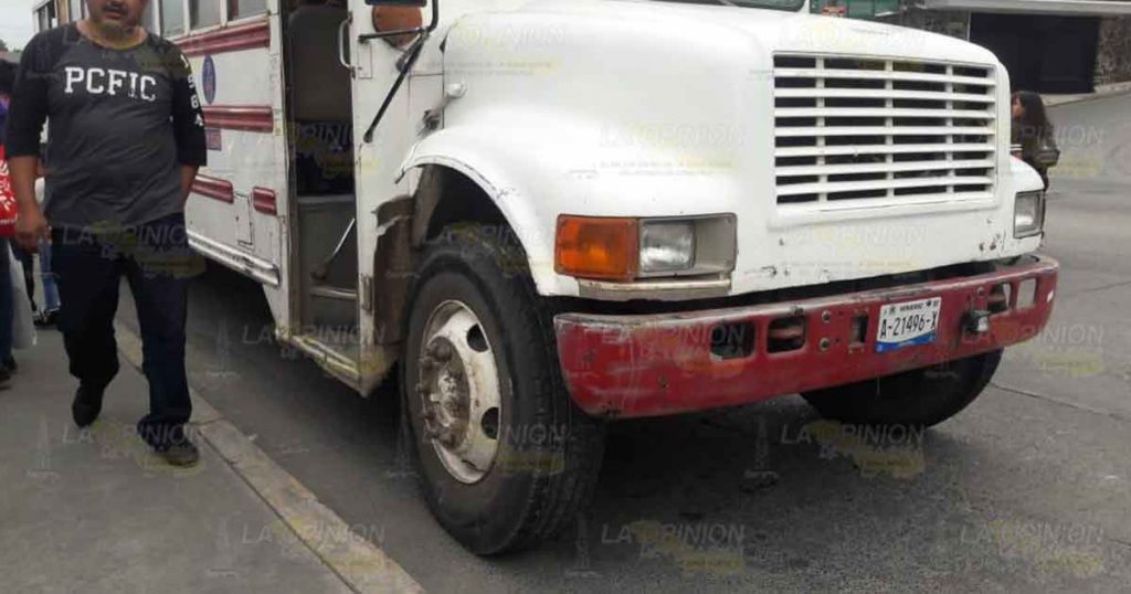 Mujeres lesionadas en choque de autobuses