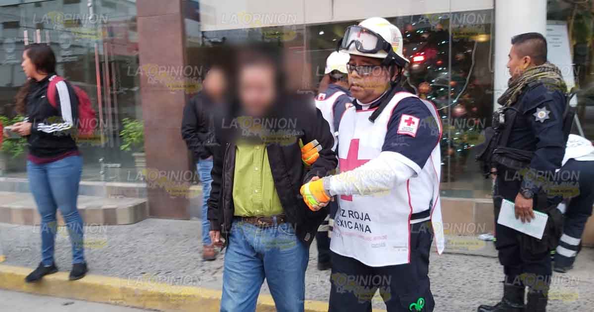 Tropezó, cayó y se abrió la cabeza en pleno centro de la ciudad de Poza Rica