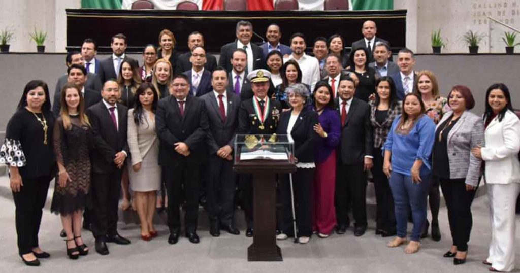 Reconocen con la medalla Adolfo Ruiz Cortines al almirante José Rafael Ojeda