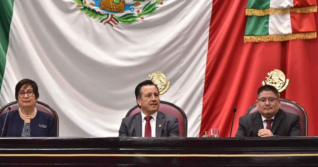 Reconocen con la medalla Adolfo Ruiz Cortines al almirante José Rafael Ojeda