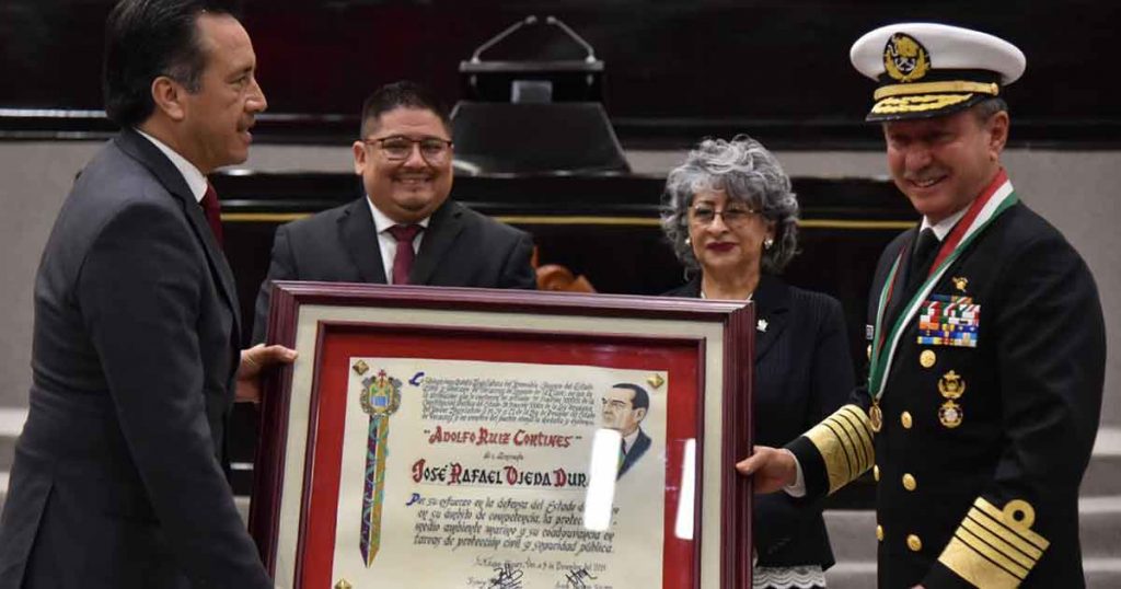 Reconocen con la medalla Adolfo Ruiz Cortines al almirante José Rafael Ojeda