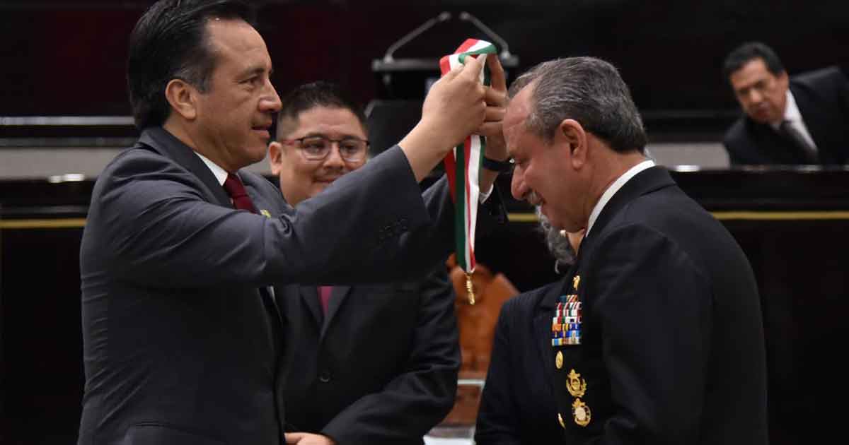 Reconocen con la medalla Adolfo Ruiz Cortines al almirante José Rafael Ojeda