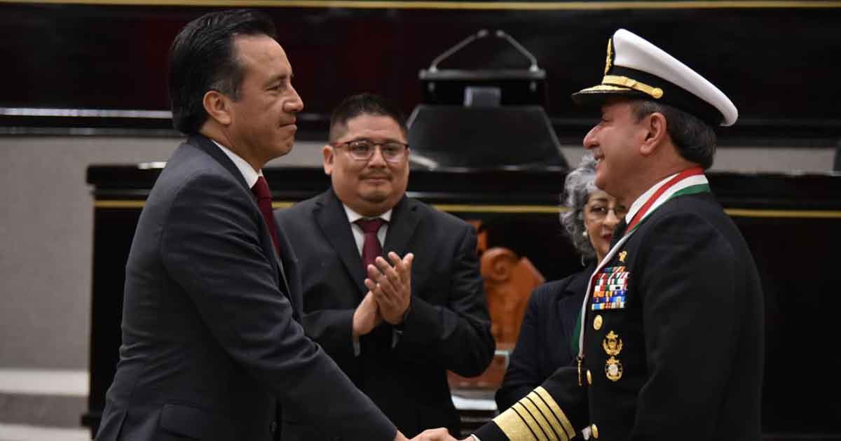 Reconocen con la medalla Adolfo Ruiz Cortines al almirante José Rafael Ojeda