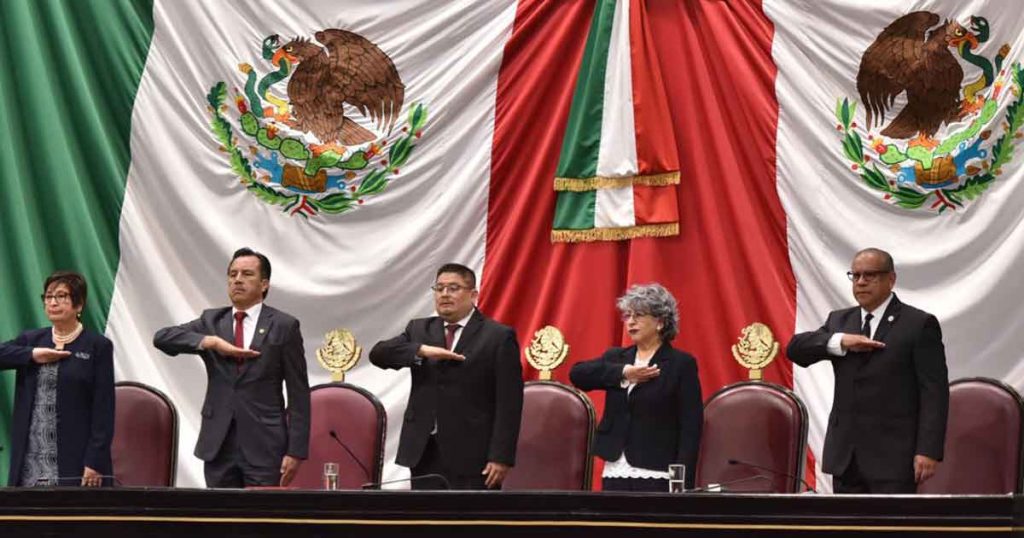 Reconocen con la medalla Adolfo Ruiz Cortines al almirante José Rafael Ojeda