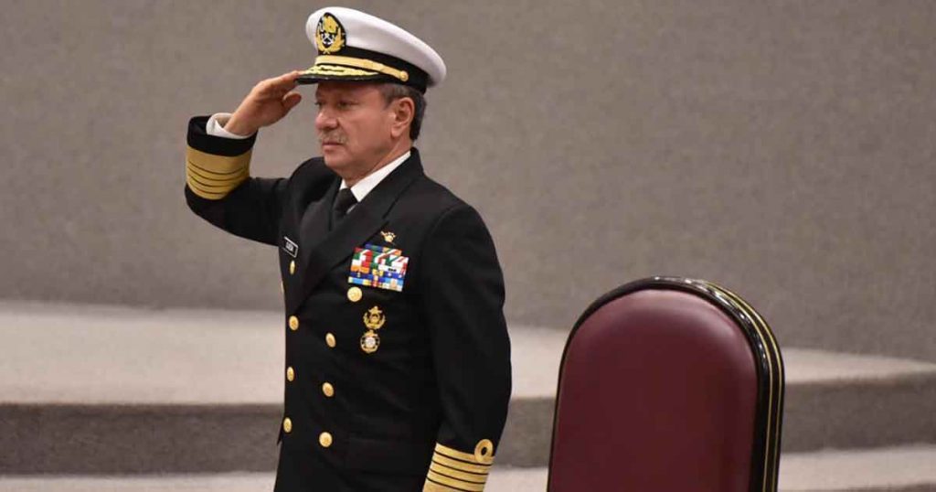 Reconocen con la medalla Adolfo Ruiz Cortines al almirante José Rafael Ojeda