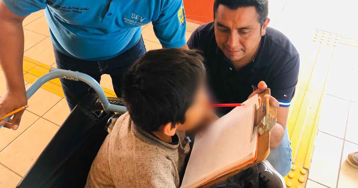 Niño de primaria clama apoyo especial, señalan