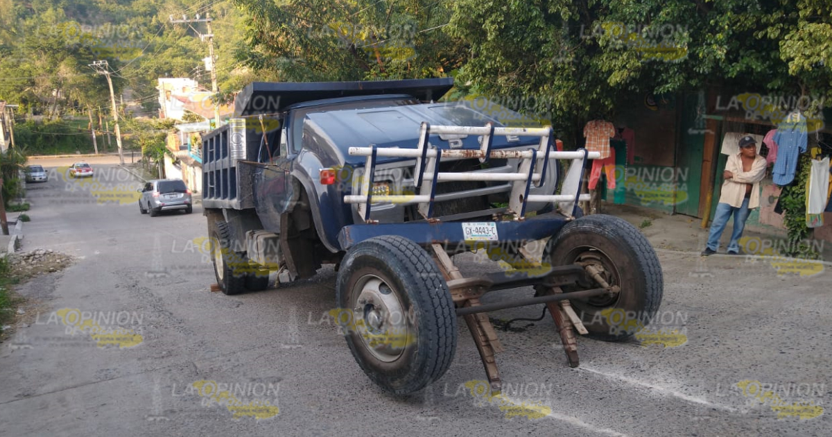 Totalmente averiado terminó un volteo en Papantla