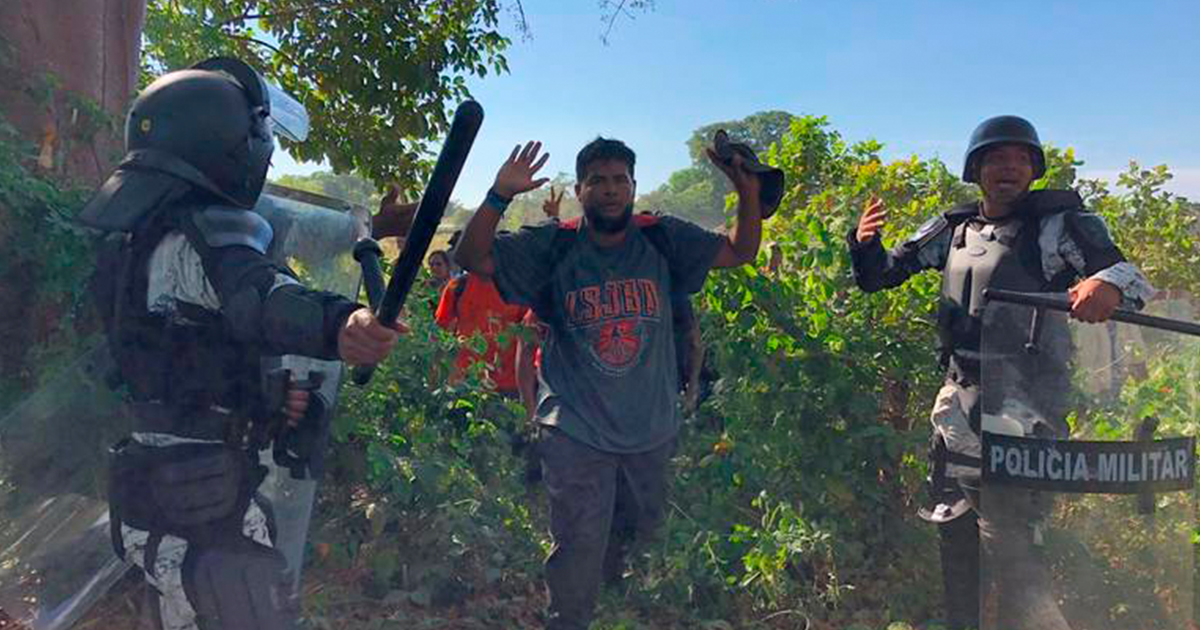 Con toletes y escudos, gobierno presume rescate de 800 migrantes