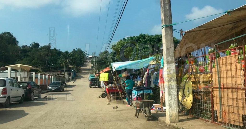Comerciantes invaden áreas federales, así como aceras