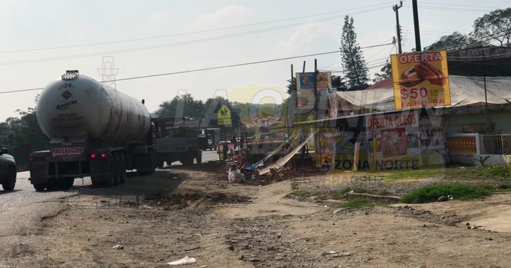 Comerciantes invaden áreas federales, así como aceras