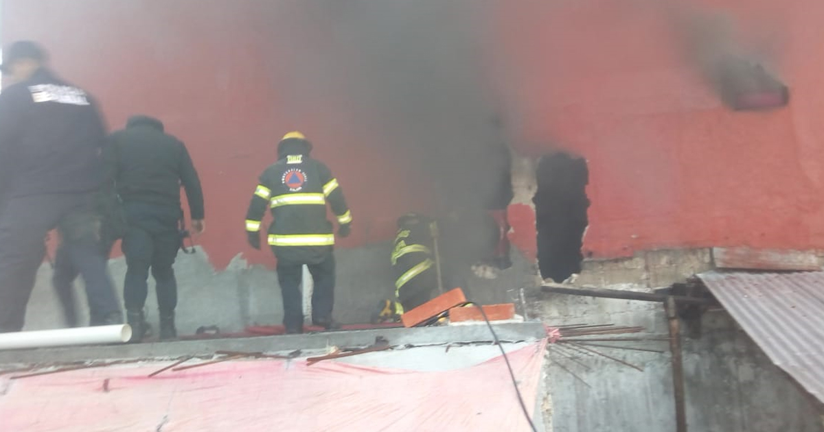 Arde vivienda, muere joven en Xalapa