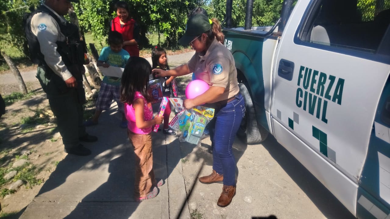 Llevan juguetes a niños de escasos recursos Fuerza Civil se viste de Rey Mago