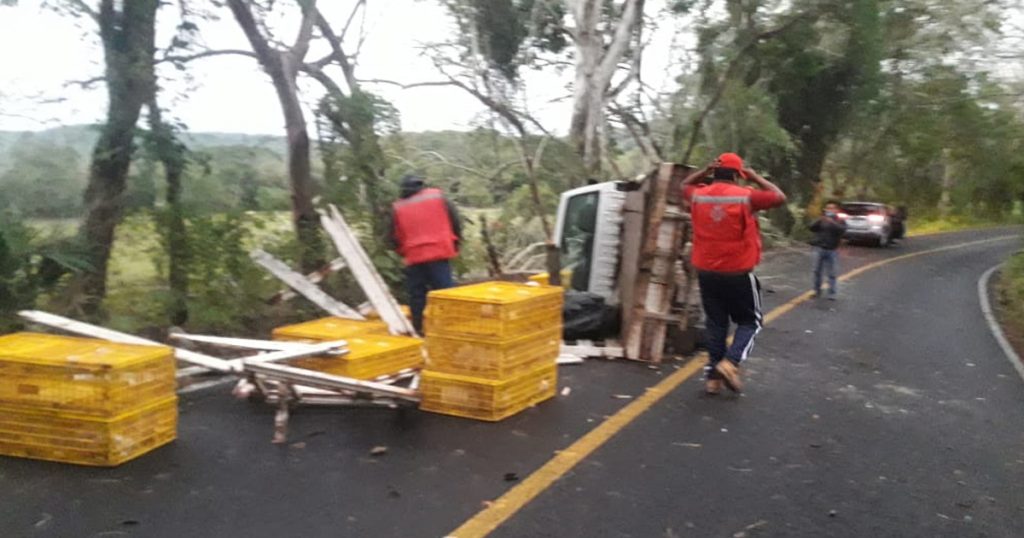 Comerciante de Cerro Azul Sufre aparatosa volcadura