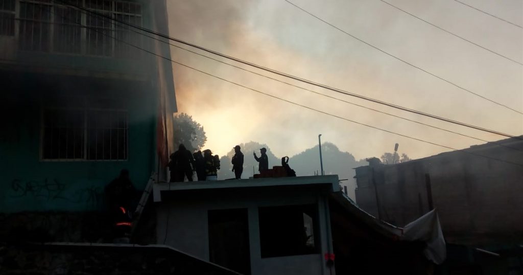 Arde vivienda, muere joven en Xalapa