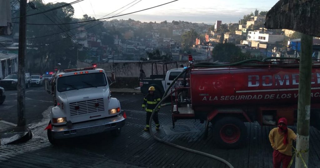 Arde vivienda, muere joven en Xalapa