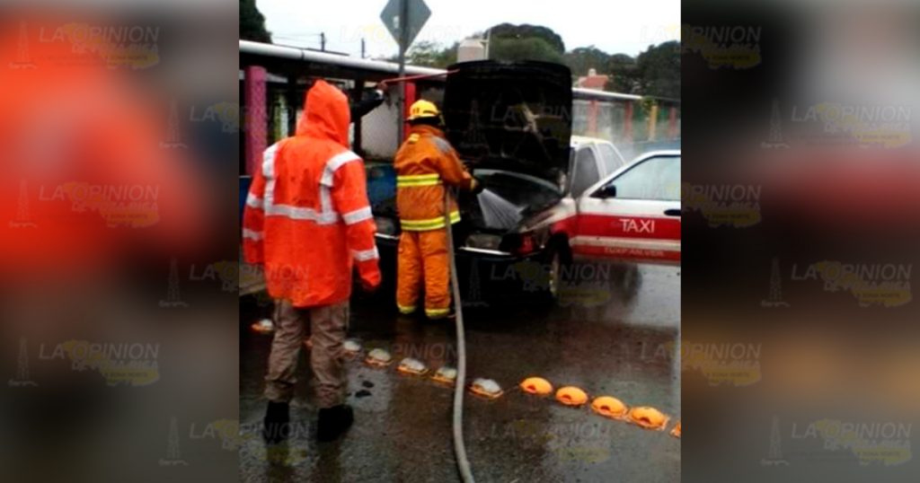 Taxi en envuelto en llamas, en el libramiento Adolfo López Mateos