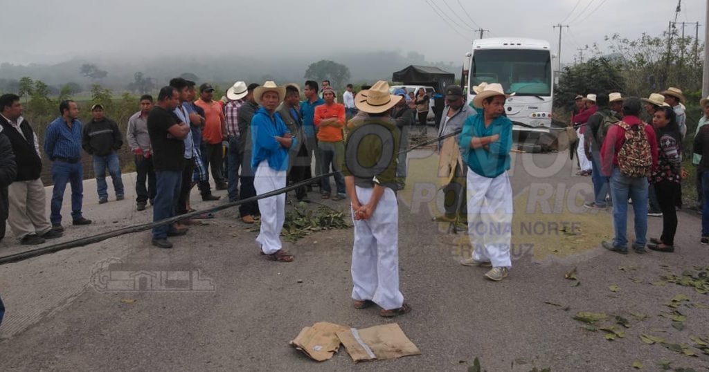 Bloquean carretera Espinal-Coyutla por aumento de pasaje