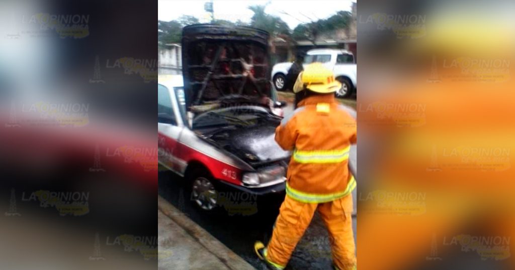 Taxi en envuelto en llamas, en el libramiento Adolfo López Mateos