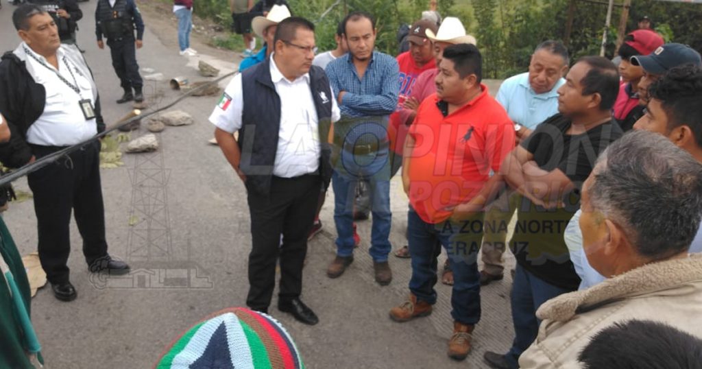 Bloquean carretera Espinal-Coyutla por aumento de pasaje