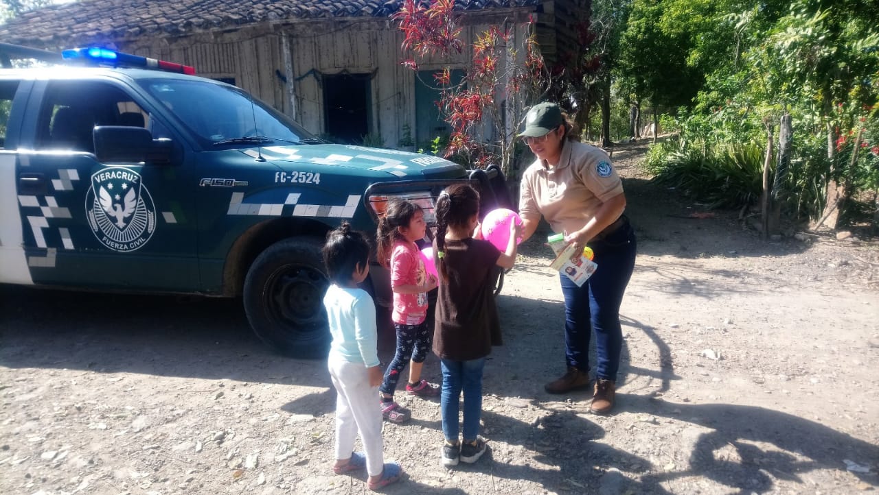 Llevan juguetes a niños de escasos recursos Fuerza Civil se viste de Rey Mago