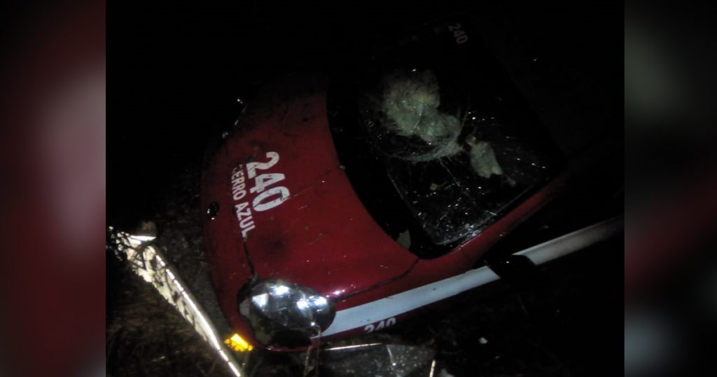 Vuelca taxista de Cerro Azul