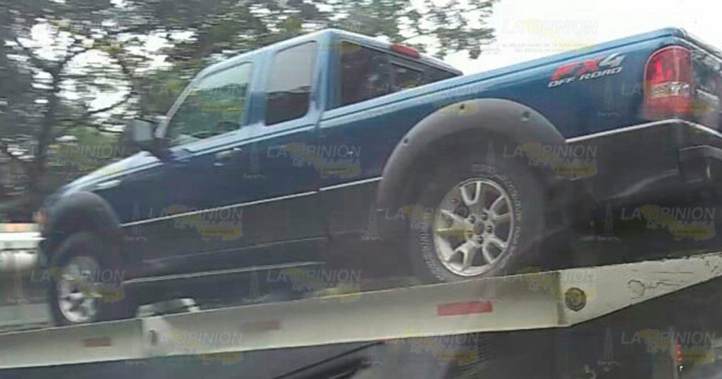 Camioneta termina fuera de la carretera