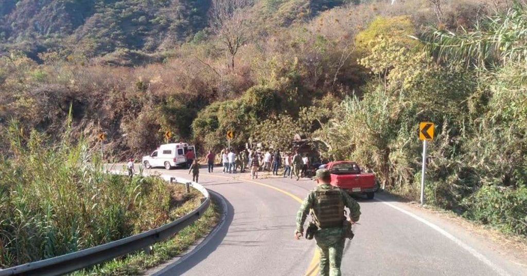 Fallecen 5 militares y 33 más resultan lesionados en aparatoso accidente