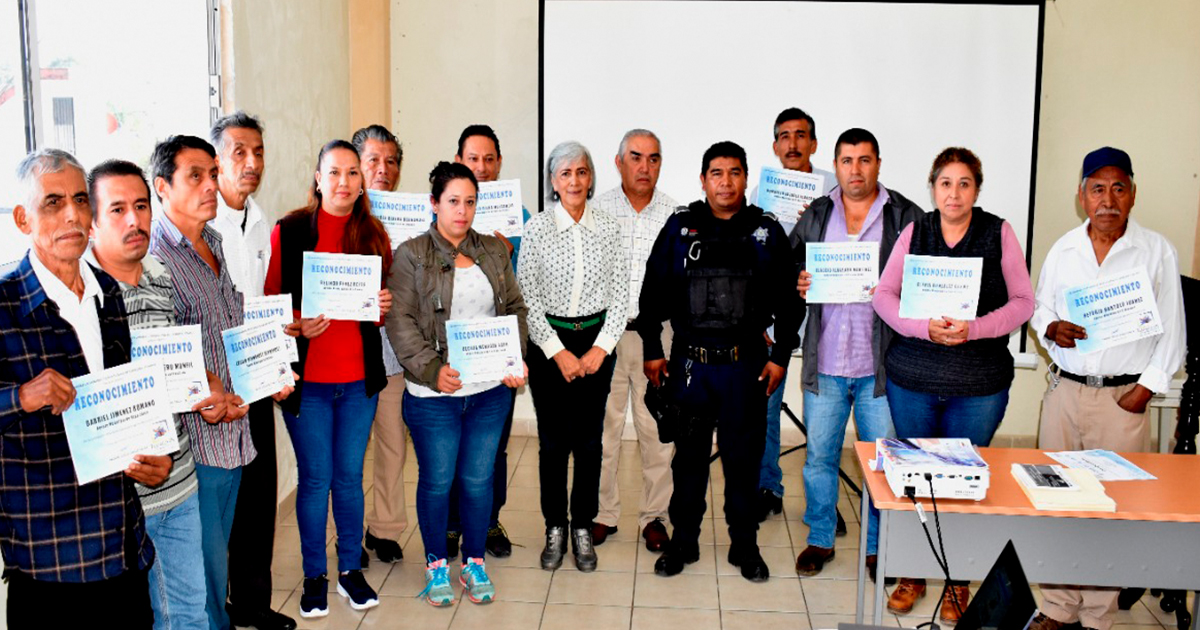 Entrega alcaldesa de Tlapacoyan reconocimientos a agentes municipales por participaron en el curso de capacitación.