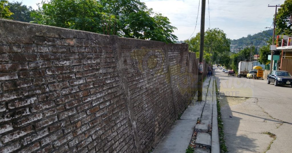Barda a punto de caer en la Petromex, en Poza Rica