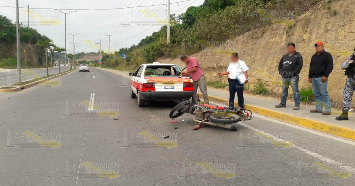 Motociclista se impacta en taxi