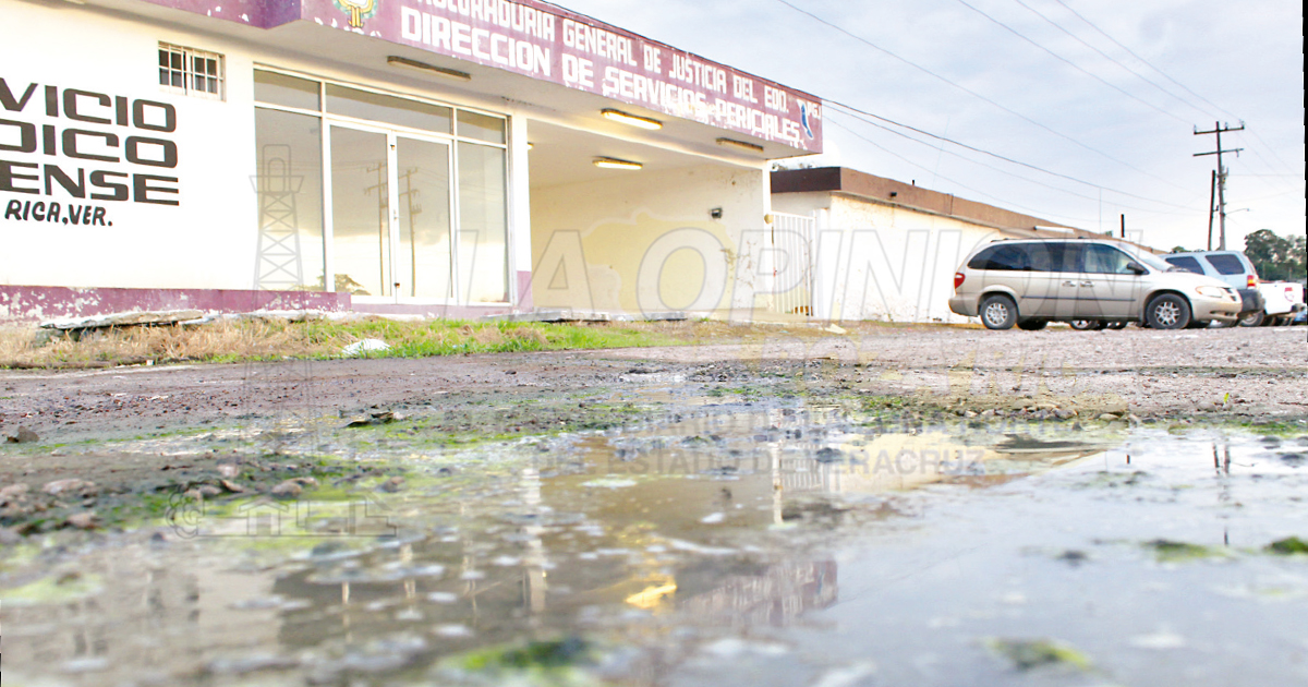 Inmundicia de escurrimientos en el semefo de Poza Rica