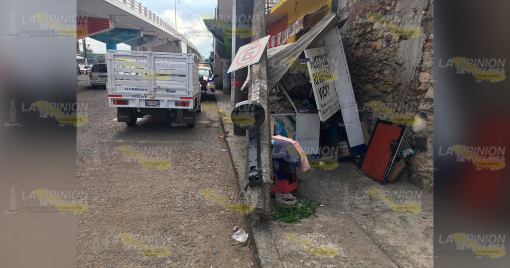 Casi los mata un poste de CFE