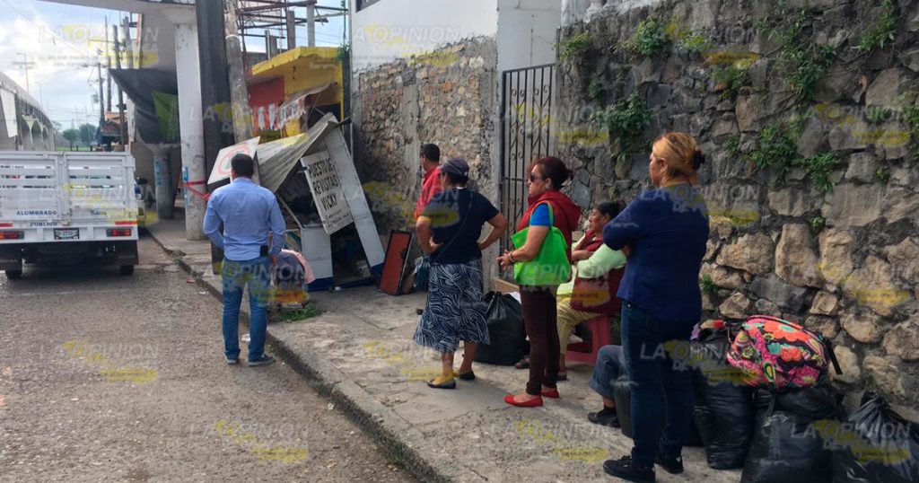 Casi los mata un poste de CFE