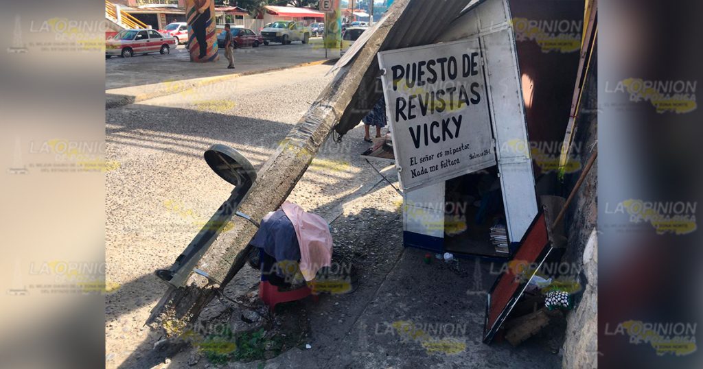 Casi los mata un poste de CFE