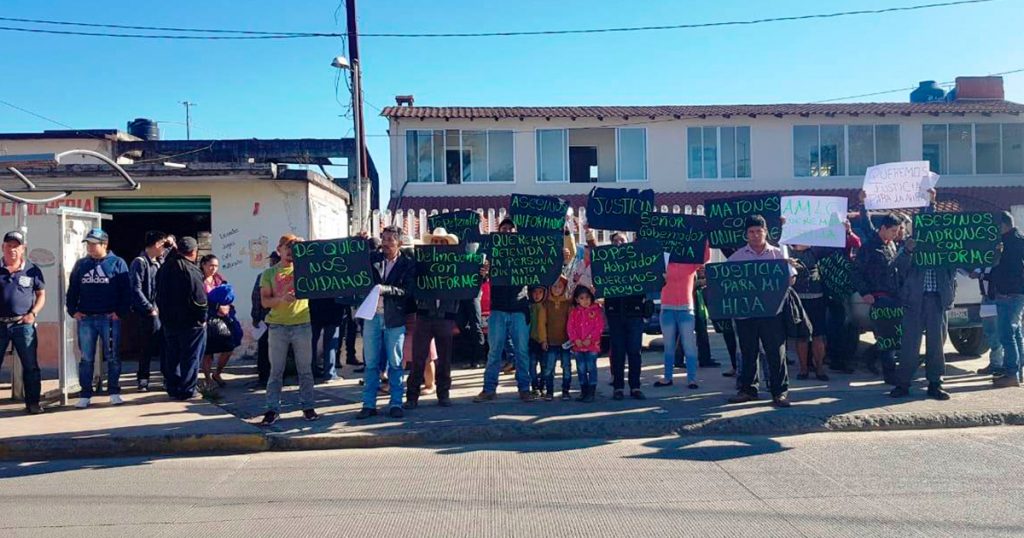 Familia ofendida tras balacera con policías se manifiestan en la fiscalía de Jalacingo