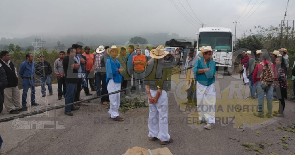 Bloquean la carretera Espinal-Coyutla, en Chichilintla