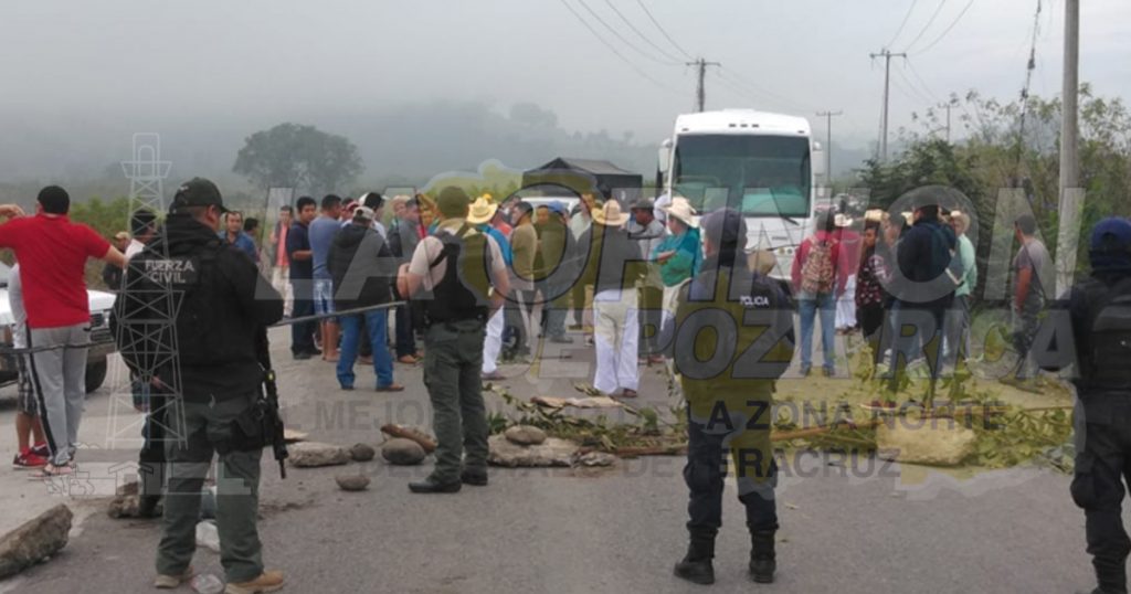 Bloquean la carretera Espinal-Coyutla, en Chichilintla