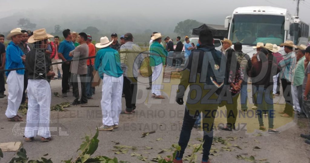 Bloquean la carretera Espinal-Coyutla, en Chichilintla