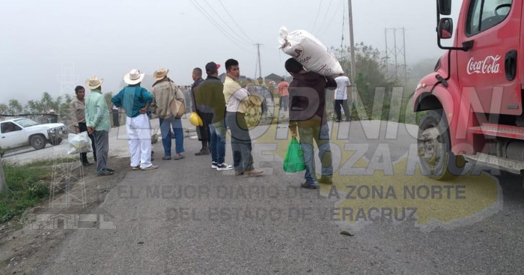 Bloquean la carretera Espinal-Coyutla, en Chichilintla