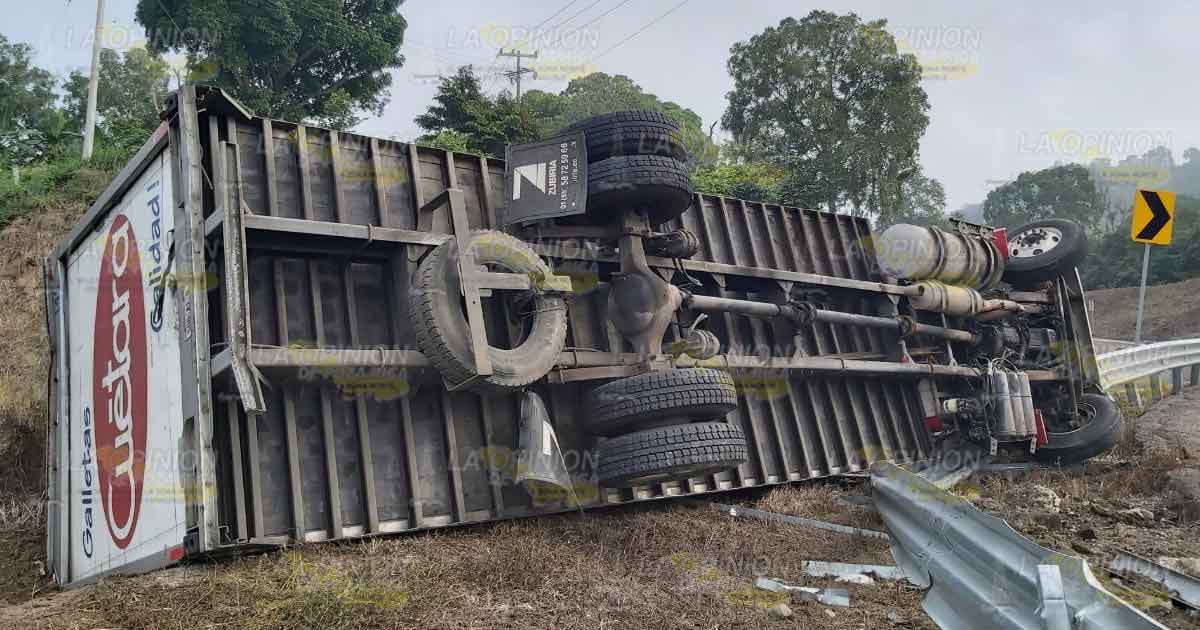Vuelca camión cargado de galleta en la autopista Totomoxtle