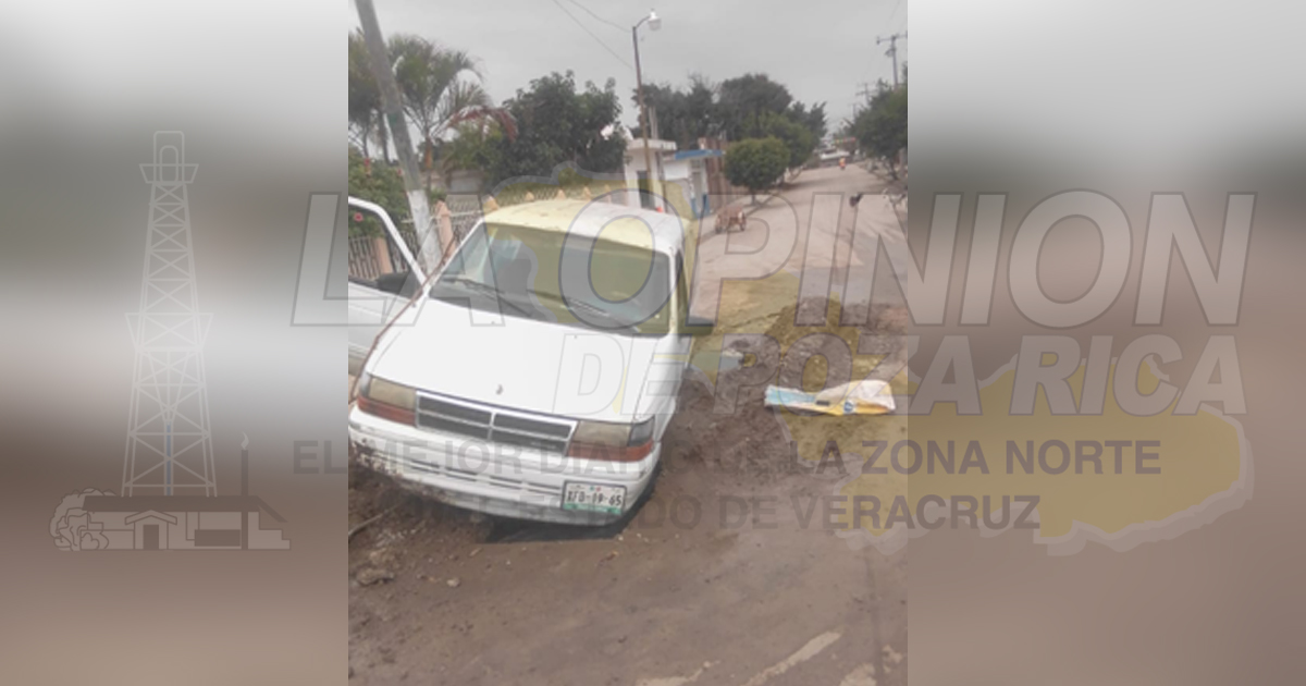 Camioneta cae a zanja producto de fuga de agua