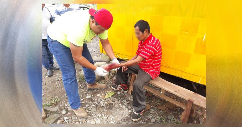 Casi se arranca los dedos con un machete en la Uno