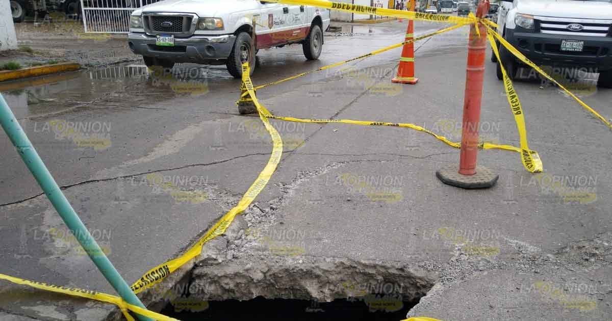 Cierran calle Álamo por socavón que daña los dos carriles de circulación, en Poza Rica