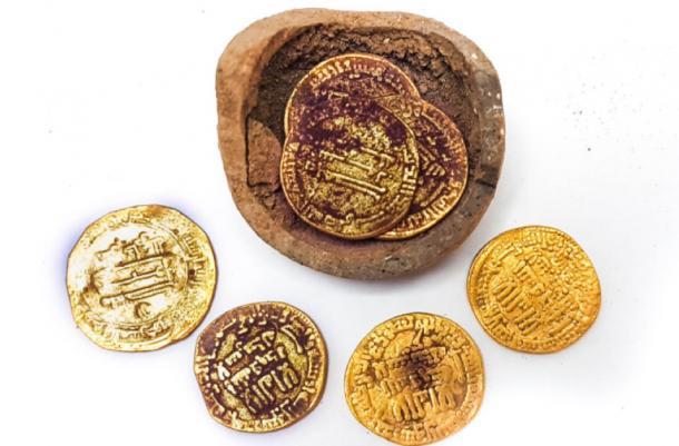 Monedas de Oro Invaluables Descubiertas en una Antigua "Alcancía" en Israel