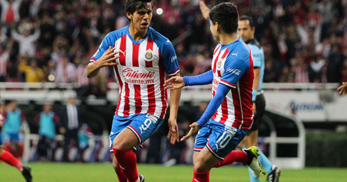 José Juan Macías vuelve a marcar con Chivas, un año y seis meses después