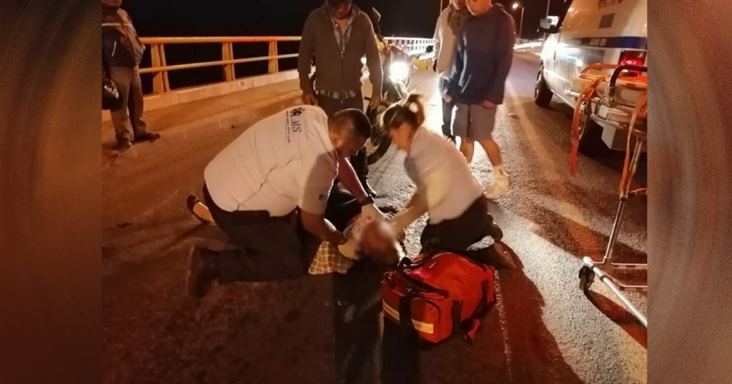 Derrapó violentamente su motocicleta sobre el puente “José López Portillo”
