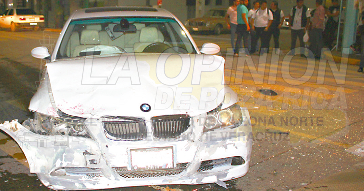 Destroza su BMW en una colonia de Poza Rica