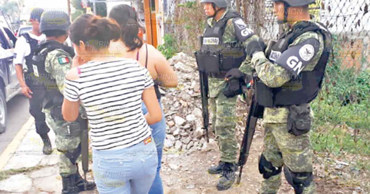 ¡Policías levantan a niños!