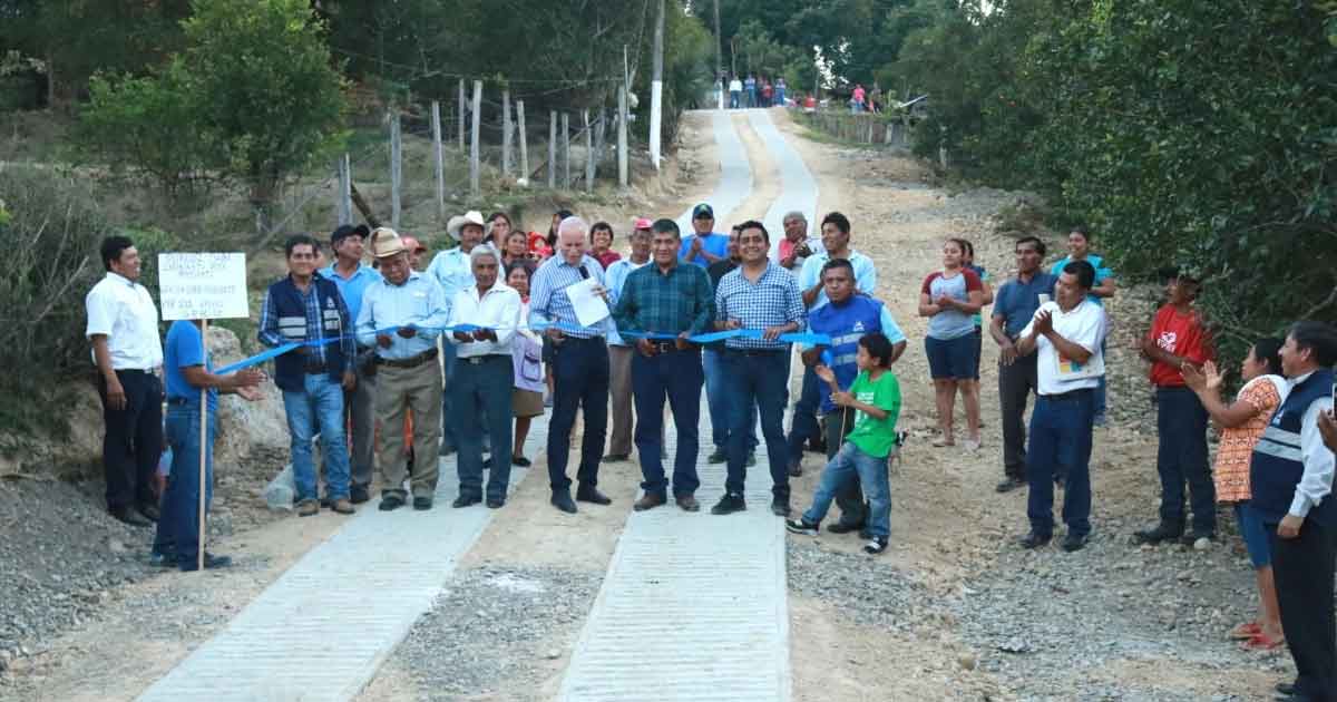 El alcalde Jorge Vera supervisa en comunidades rurales las obras que se realizan para constatar su calidad.