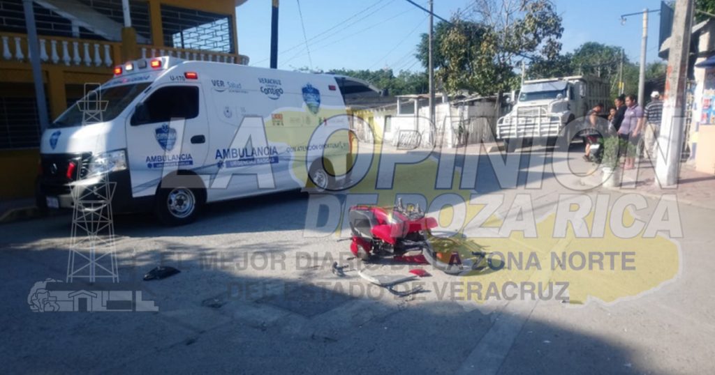 En Tecolutla, motociclista se impacta con un Altima